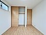 室内：〈4.9帖〉家具のレイアウトがしやすく、お子様の成長に合わせたお部屋づくりを楽しめます。