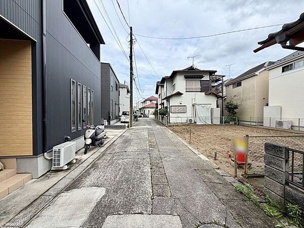 前面道路幅員約4ｍ！車通りはあまりないので、車の出し入れはさほど困らないと思います！