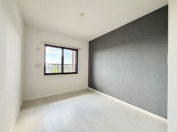 〈6.0帖〉グレーのアクセントクロスがおしゃれ♪ベッドを置いてもゆとりの広さ♪