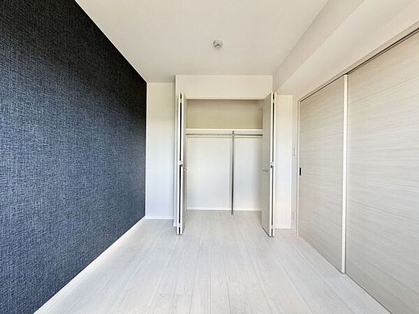 〈5.1帖〉ハンガーパイプ付きの収納は、「たたまない収納」を実践し、効率よく衣類を収納することができます♪