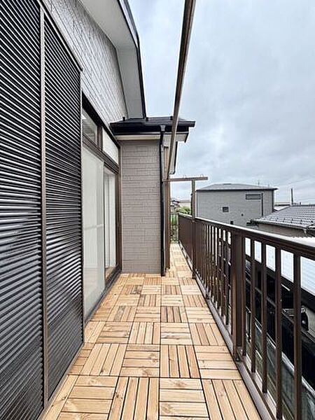 心地よい風と陽光を感じながら、ゆったりとした時間を楽しめるバルコニーです。