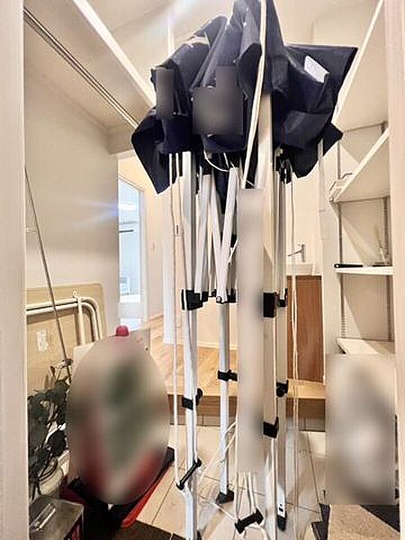 玄関と廊下をつなぐ2WAY仕様のシューズインクローク！収納力が豊富なため、防災用品やアウトドア用品もスッキリ収納できます♪