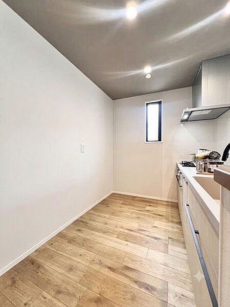 ゆとりあるキッチンスペースです！大型冷蔵庫やカップボードを設置しても動きやすく、お子様と2人並んでお料理を楽しめます♪※写真の一部はAI加工を施しています（人物・備品除去）