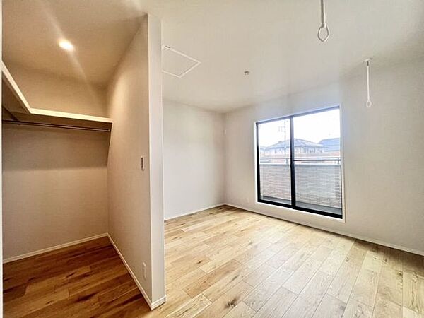 《7.25帖》ウォークインクローゼットを採用した寝室！バルコニーに直結しているため、お洗濯やお布団干しもスムーズです◎