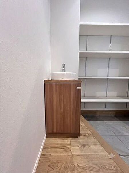 一階には便利なセカンド洗面台を設置◎帰宅後すぐに手洗いできます♪※写真の一部はAI加工を施しています（人物・備品除去）