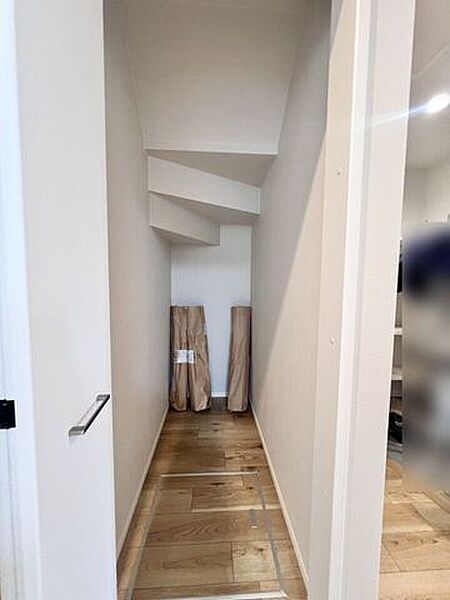 階段下のスペースを有効活用した収納◎季節物や掃除用品など、かさばる荷物の収納に便利です♪