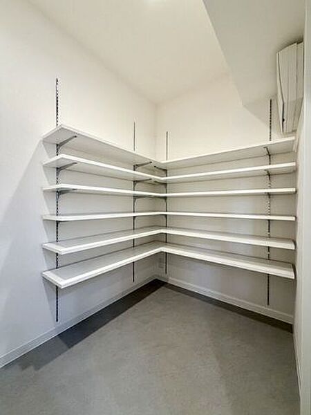 〈パントリー：2.4帖〉可動棚付きの収納は、食品庫としてだけではなく、災害時の備蓄庫としても利用できます。