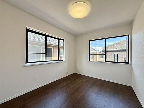 〈6.2帖〉窓から光と風を取り込める、明るく快適なキッチンです♪