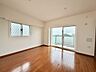 リビング/ダイニング：角部屋最上階につき、二面採光で明るく開放的なリビング♪