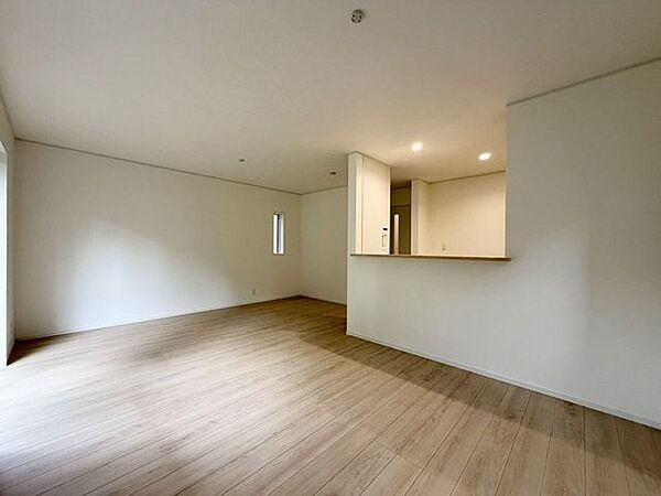 木目の温かみを感じる、ゆったりとしたLDKが魅力です。