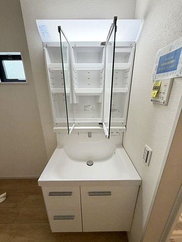 収納力のある三面鏡洗面台で、ご家族の身支度もスムーズ。洗面ボウルは広さがあるので、洗髪はもちろんのこと、ちょっとした洗濯物の手洗いにも最適です♪