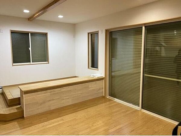 小上がりのカウンター付き♪人の気配をかんじつつ、程よく集中できる場所に設置されております♪