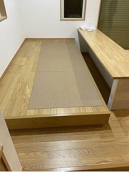 テーブルの下にしっかり足が入る、快適なデザイン♪