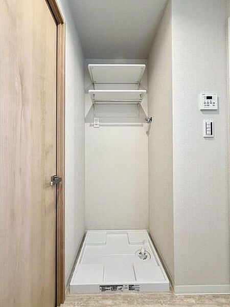 新規防水パン設置済♪上部には棚が付いているので、洗剤などを管理することができます♪