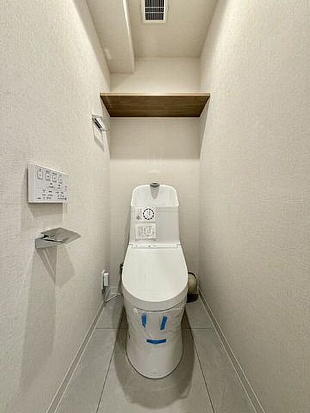 お手入れしやすい温水洗浄便座で、毎日快適♪スッキリ片付く収納棚付き♪