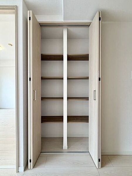 〈リビング収納〉可動棚は高さを自由に変更出来るので、収納するものにあわせてフレキシブルに対応できます。