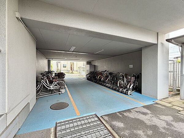 〈駐輪場〉