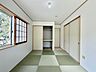 和室：〈6.5帖〉窓辺に広がる木々の緑に、心が癒やされます♪