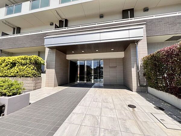 ゆとりあるアプローチが魅力の、品のあるマンションエントランス♪