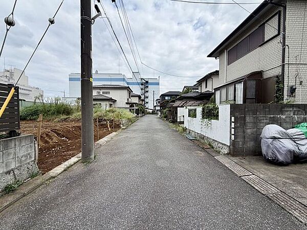 周辺は閑静な住宅街！見通しが良い道路です！