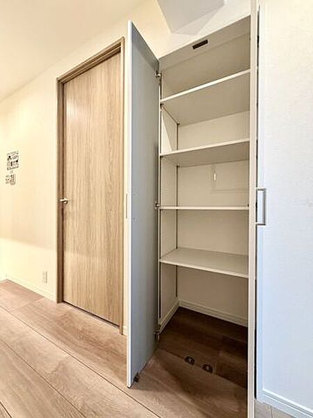 〈廊下収納〉ご家族それぞれの荷物を整理整頓しやすい、充実した収納計画が魅力です