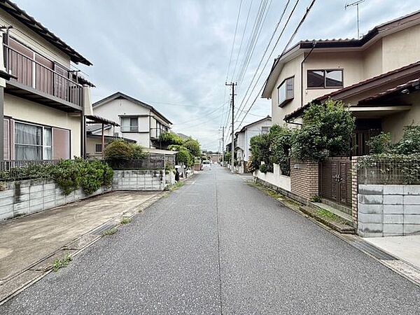 前面道路は約6mで駐車もラクラク♪