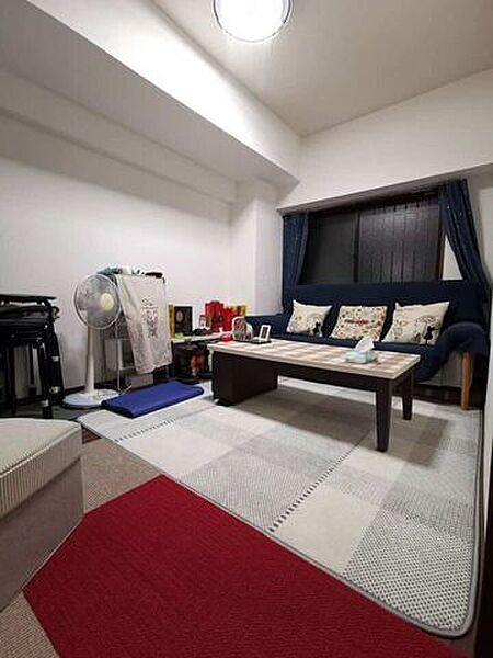 現在居住中のため、実際の生活スタイルや家具のレイアウトが具体的にイメージしやすいお部屋です。