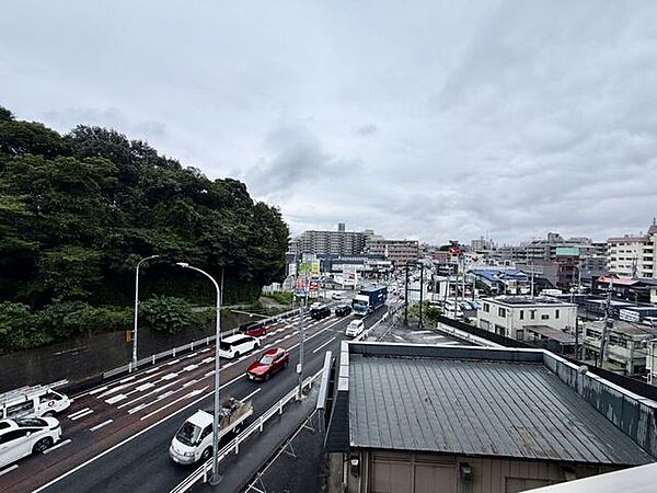 バルコニーから広がる開放的な眺望が魅力。視界を遮るものが少なく、日々の暮らしの中で心地よい開放感を感じられる住まいです。