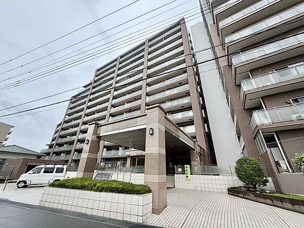 〈正面エントランス〉車を横付けできるエントランス♪雨の日は濡れずに乗り降りできるのがうれしい♪