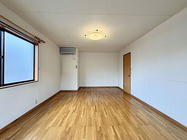〈11.5帖〉木のぬくもりがやさしいフローリングは、住まいに安心感を与えてくれます。