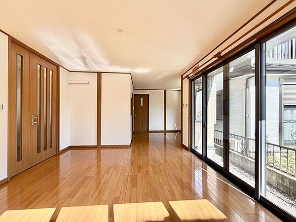 大きな窓から陽光が差し込む明るいリビング。温かみのあるフローリングが魅力の、開放感あふれる心地よい空間です♪床暖房付きで足元ポカポカ♪
