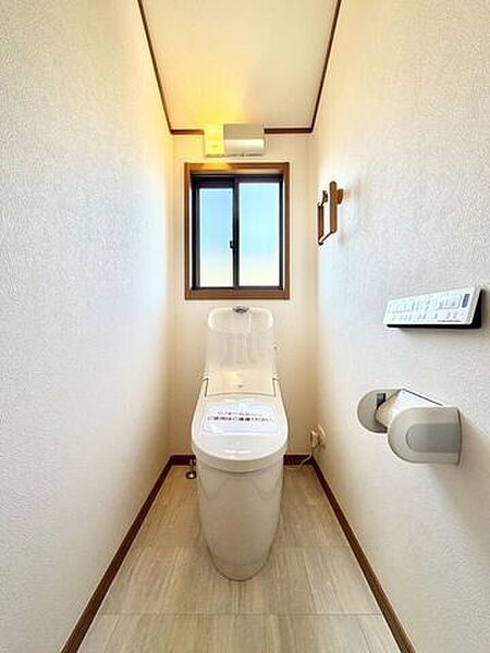 〈2階トイレ〉お手入れしやすい温水洗浄便座で、毎日快適♪