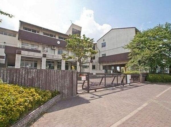 新松戸西小学校 570m