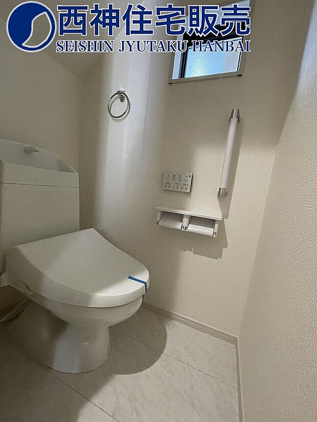 1階ウォシュレット機能付きトイレです。小窓付きで換気良好、ゆったりとしております！現地（2023年10月11日）撮影
