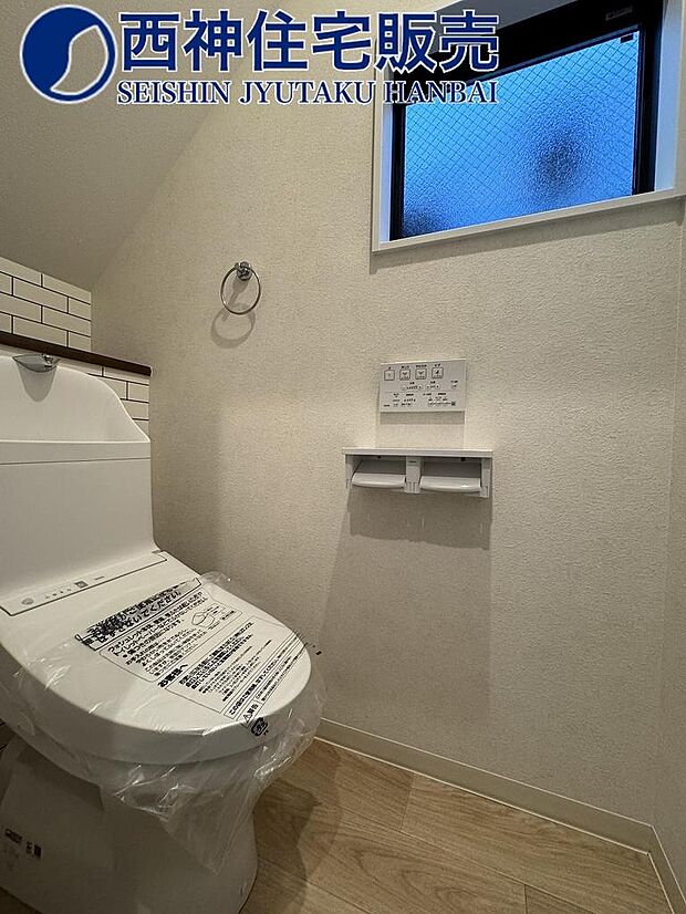 1階のお手洗いです。ウォシュレット機能付きの高機能トイレです。現地（2024年1月22日）撮影