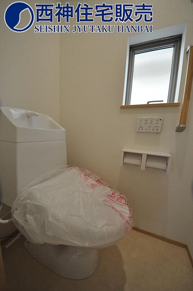 1階ウォシュレット機能付きトイレになります。小窓付きで換気良好、ゆったりとしております！現地（2024年1月6日）撮影