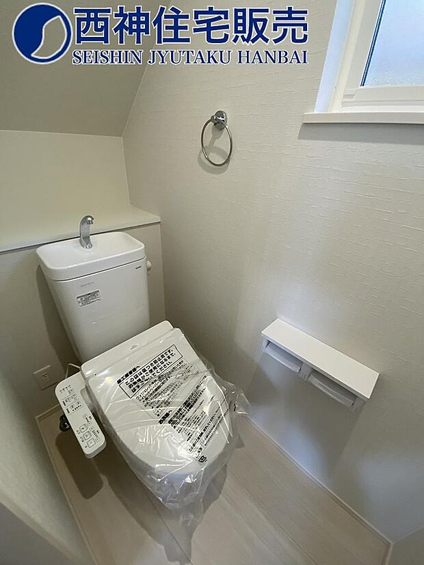 1階のお手洗いです。ウォシュレット機能付きの高機能トイレです。現地（2024年2月2日）撮影