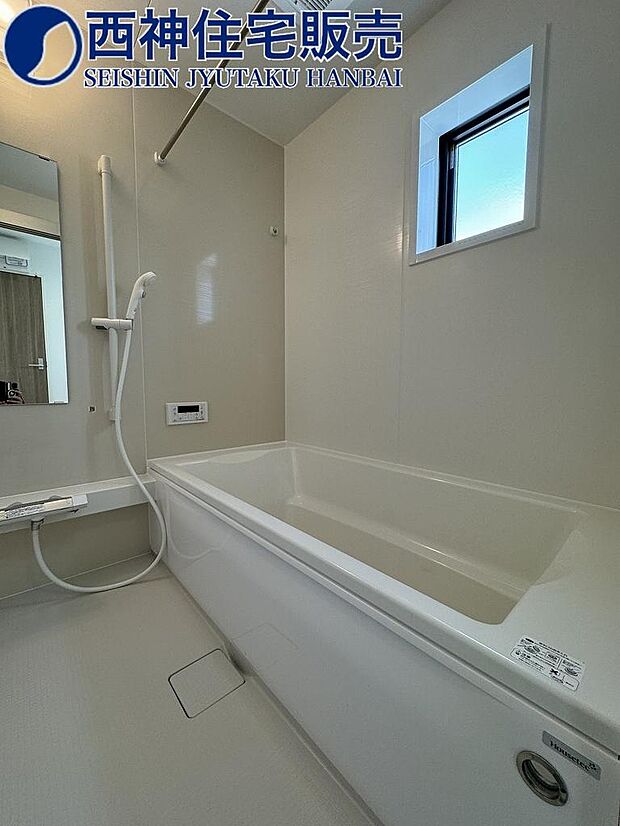 ゆったりとご入浴いただける約1坪タイプの浴室です♪窓付きで換気良好です！現地（2024年3月14日）撮影