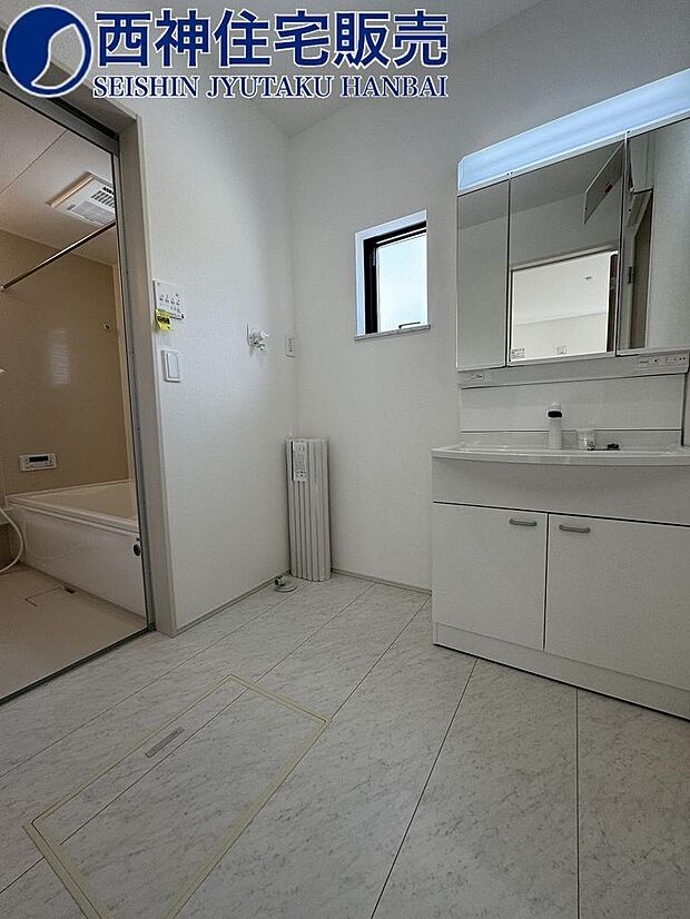 洗面室です。洗面台横には洗濯機を置いていただけるスペースがございます。小窓付きで換気良好です！現地（2024年3月14日）撮影