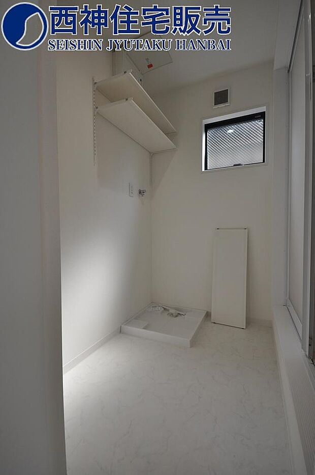洗面室になります。小窓ございますので通気・換気良好でございます。現地（2024年3月14日）撮影