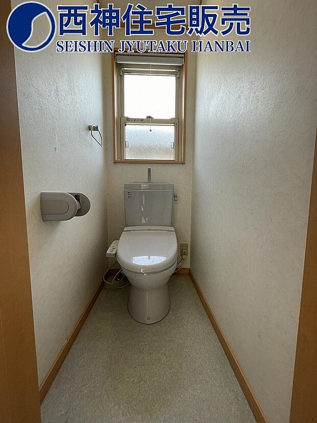 1階のトイレです。ウォシュレット付きです。現地（2023年10月15日）撮影