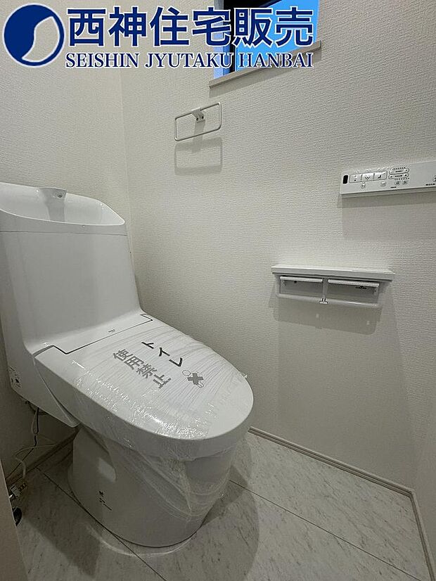 1階ウォシュレット機能付きトイレです。小窓付きで換気良好、ゆったりとしております！現地（2024年3月2日）撮影