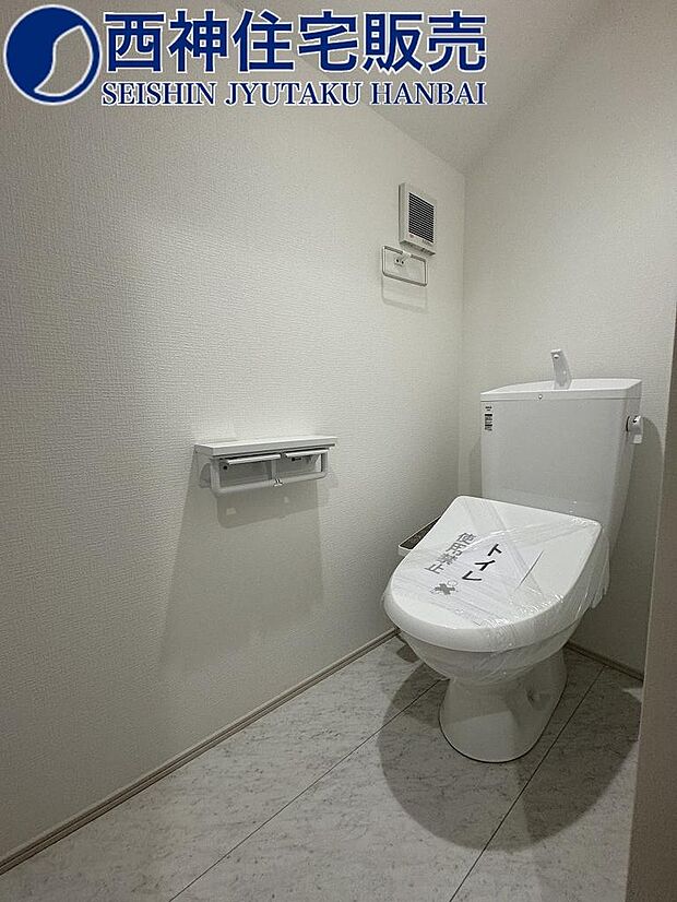 2階ウォシュレット機能付きトイレです。小窓付きで換気良好です！現地（2024年3月2日）撮影