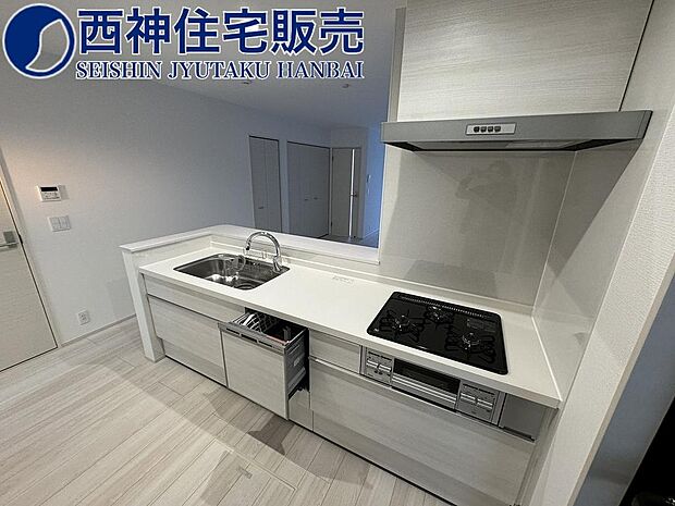 キッチンです。システムキッチンは防音タイプのワイドシンクに食器洗い乾燥機、siセンサー付ガスコンロが装備されております。現地（2024年3月2日）撮影