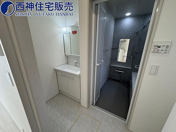 洗面台、キャビネットの扉は開き戸で、取っ手は大型なので、タオル掛けとしても利用できます。現地（2024年4月25日）撮影