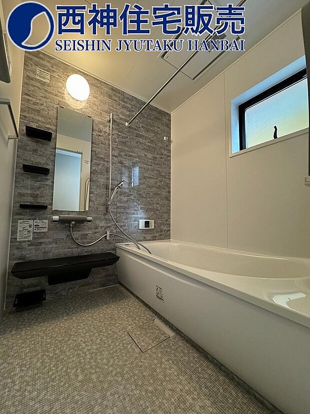 1階の浴室でございます。小窓ございますので通気・換気良好です。清潔な空間を保っていただけます。現地（2023年11月7日）撮影