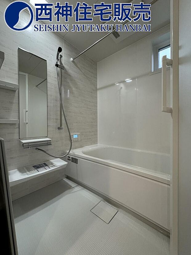 ゆったりとご入浴いただける約1坪タイプの浴室です♪窓付きで換気も良好です！現地（2023年11月12日）撮影