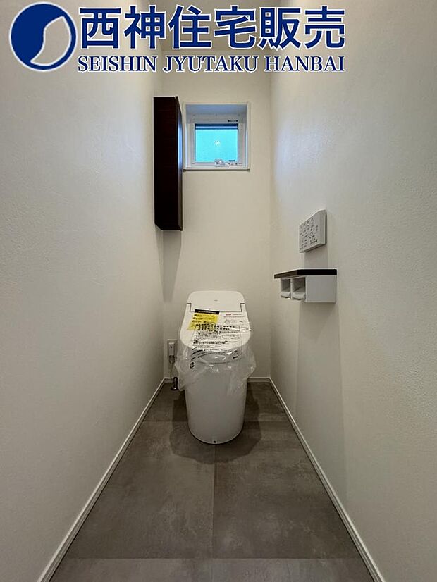 1階ウォシュレット機能付きトイレです。小窓付きで換気良好です！現地（2023年11月12日）撮影