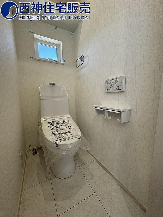 1階ウォシュレット機能付きトイレです。小窓付きで換気良好、ゆったりとしております！現地（2024年5月5日）撮影