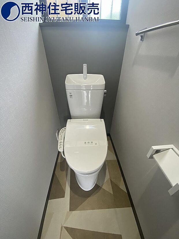 1階ウォシュレット機能付きトイレです。小窓付きで換気良好です！現地（2024年4月5日）撮影